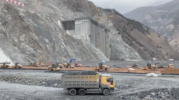 民警护航，藏区最大水电工程复工复产