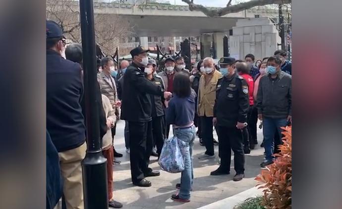 女子不戴口罩直闯公园咬保安,已报警