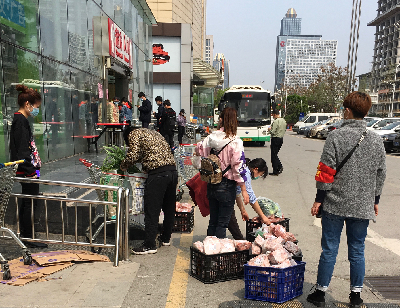 酒店隔壁的超市,很多人来购物,有人带回了蔬菜和肉类等.