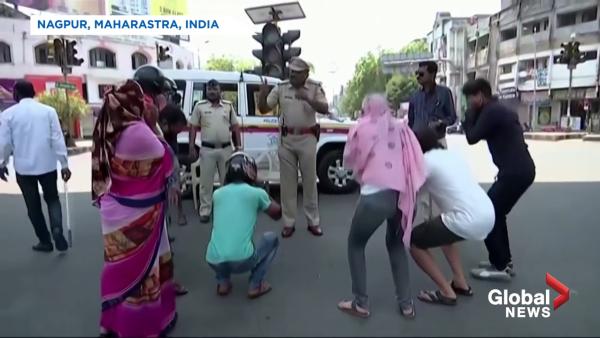 跪地深蹲俯卧撑，印度警察花式惩罚违令者