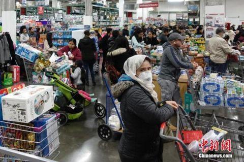 当地时间3月13日，位于美国纽约皇后区的一家大型超市，民众排队购买物资。  中新网 图