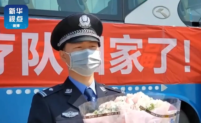 民警機場等候醫療隊歸來：老婆，辛苦了