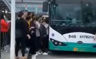 网曝“扎堆挤公交”，武汉公交集团当日出台七大举措加强引导