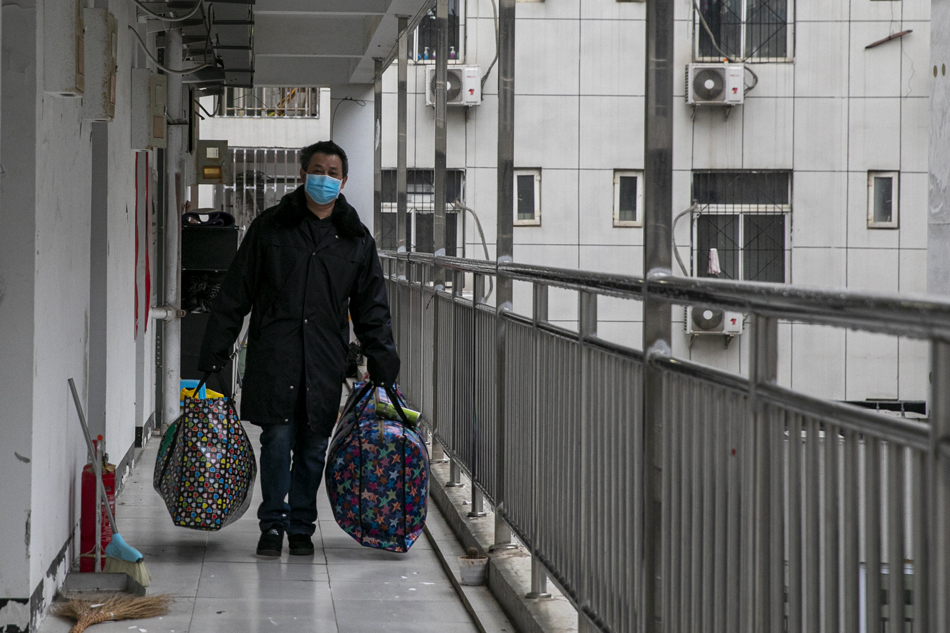 3月26日，武汉软件工程职业，拿着行李准备离开隔离点的康复患者。。
