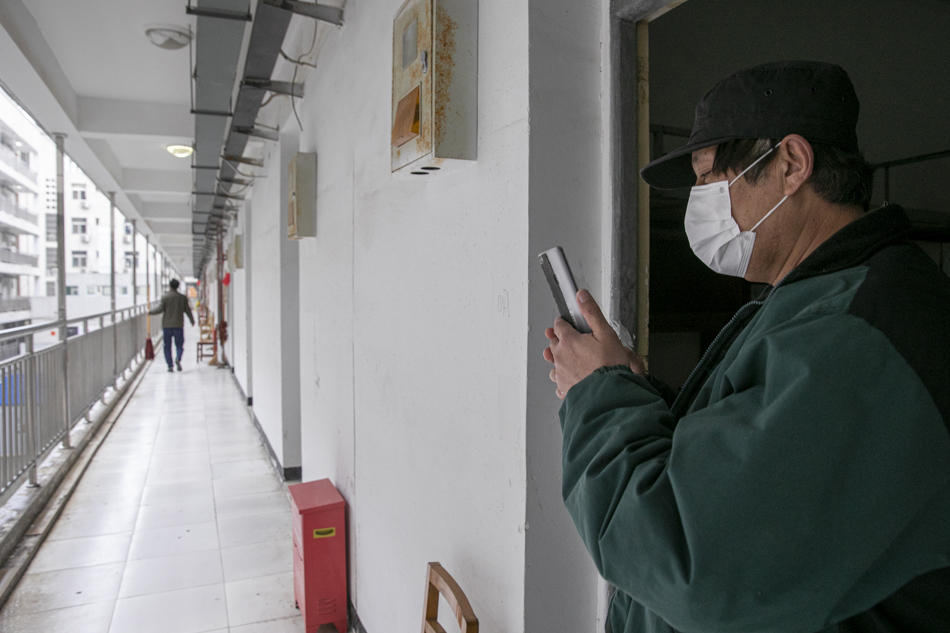 3月26日，武汉软件工程职业，一位即将出隔离点的康复患者给家人打电话。