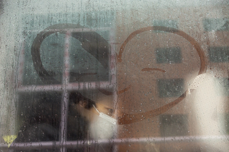 3月26日，武汉软件工程职业，一位康复患者在车窗上画了一个爱心的表情。 拷贝
