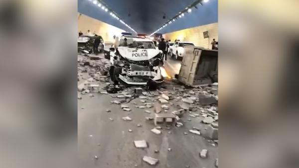 “警车”隧道出车祸，交警：厂商车辆未移交