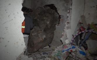 20吨巨石滚落砸中民房，3名儿童遇难