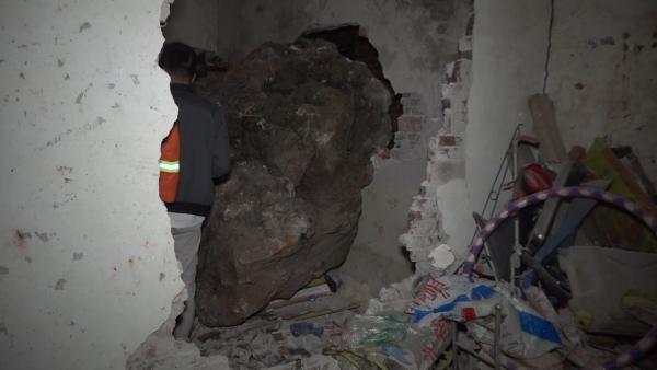 20吨巨石滚落砸中民房，3名儿童遇难