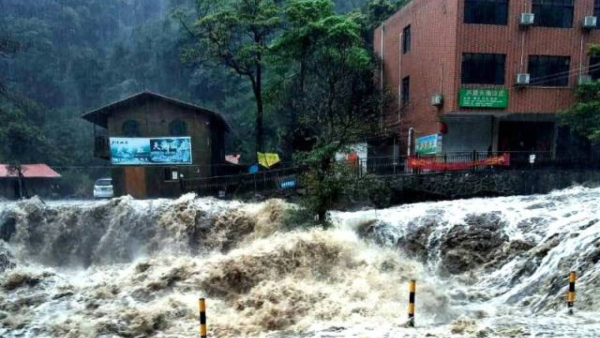 广东一乡村遭山洪袭击，实拍河水过境
