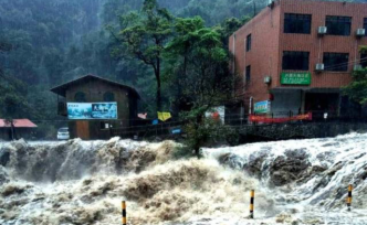 广东一乡村遭山洪袭击，实拍河水过境