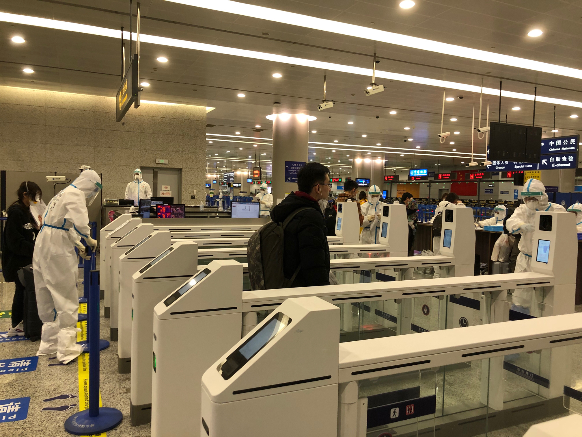 直击浦东机场24小时不间断严防死守入境旅客说很安心