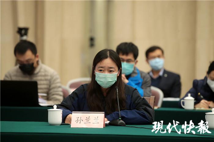 中央指导组与抗疫一线记者座谈你们是战士