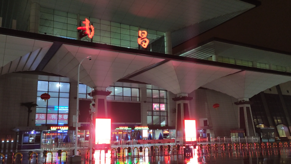 武昌站首日停列车70趟，对旅客红外测温