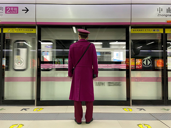 武汉重启地铁复跑上车前后扫两次码车厢配安全员