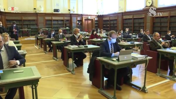 意大利财政部设“考试式”会场，相距超1米    