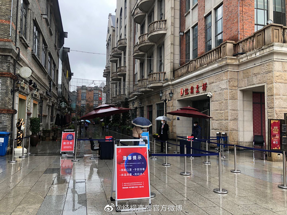 目前，武汉楚河汉街开放了昭君广场、大戏台、太极广场三个入口处，以及一街区和三街区两个停车场。