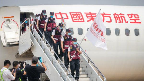 中国医疗专家组抵达老挝，携带抗疫物资