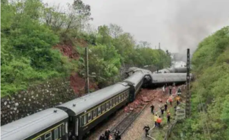 广州铁路通报列车侧翻事故后续：火灾已扑灭，旅客转乘高铁