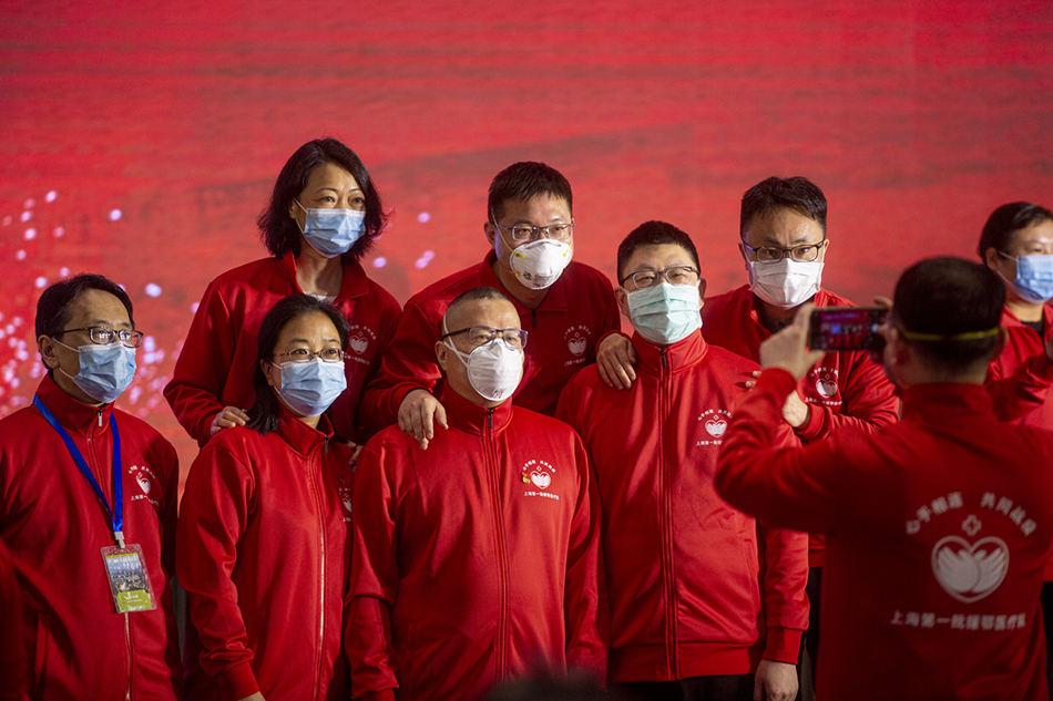 3月30日，武汉市东西湖区卓尔万豪，上海首批援汉医疗队的队员们合影留念