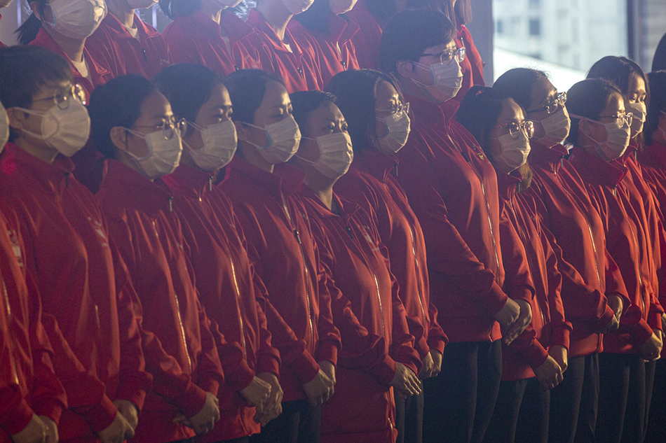 3月30日，武汉市东西湖区卓尔万豪，上海首批援汉医疗队的队员们在欢送仪式上合唱《相亲相爱一家人》 拷贝