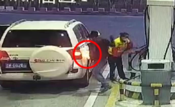 汽車油箱著火,女加油員26秒神操作解圍