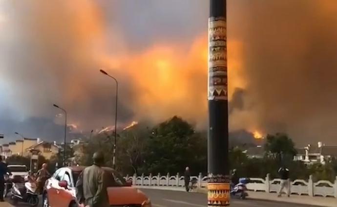 四川西昌市突发森林火灾:浓烟顺风进城区
