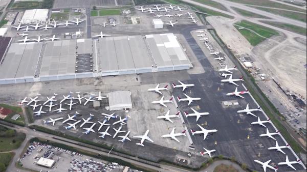 全球航司过“紧日子”，机场成为停机坪