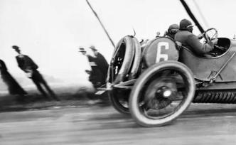 7岁便拍下不朽名作，看拉蒂格早年对摄影的热情与速度