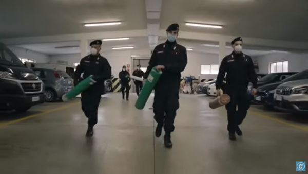 意大利宪兵变身“快递员”，上门送氧气瓶