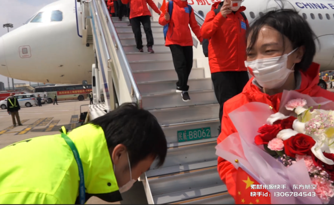 援鄂妻子返回,丈夫獻(xiàn)花兩人互相鞠躬
