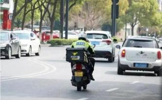 外卖小哥骑摩托逆行被拦面临超时罚款，交警帮他取送快餐