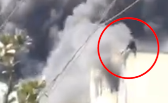 家具厂起火浓烟中有人楼顶求救，幸获救