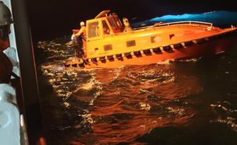 凌晨呼救！货轮进水沉没风大浪高，5名遇险船员在海上被救起