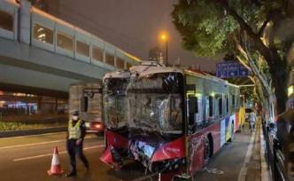 广州一辆公交车撞上珠江隧道口，司机抢救无效死亡