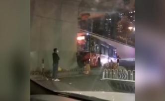 广州一公交车撞隧道口，司机昏迷身亡