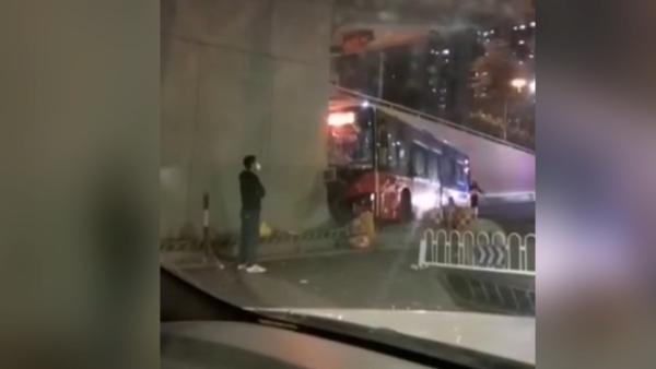 广州一公交车撞隧道口，司机昏迷身亡