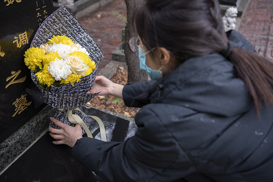 3月26日，在太原市仙居园公墓，提供代祭服务的工作人员在敬献鲜花。