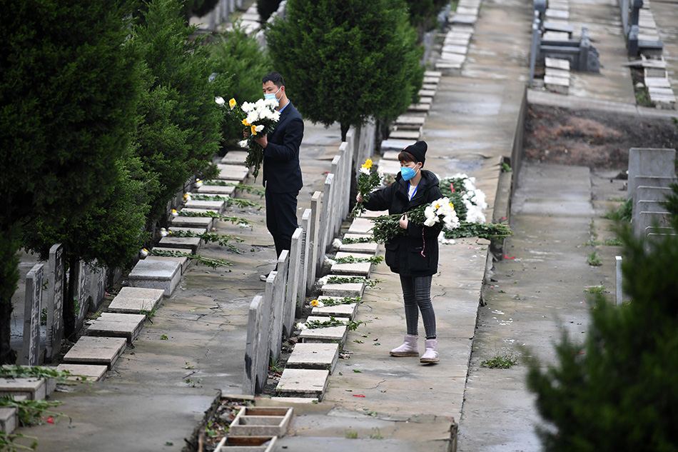 4月1日，在肥西县上派镇公益性公墓，提供代祭服务的工作人员在敬献鲜花。