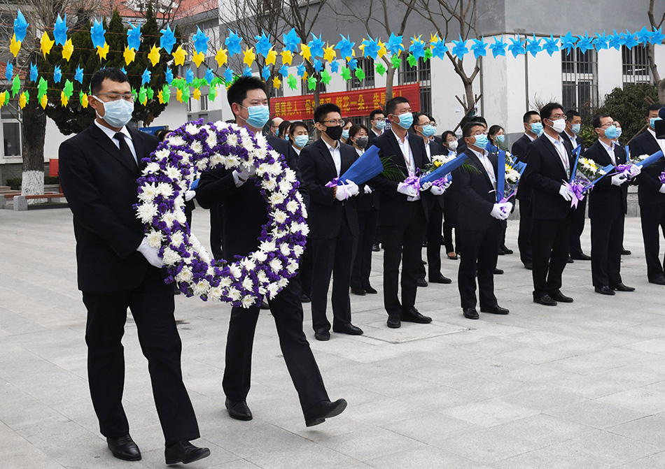 4月2日，青岛市殡葬事业服务中心工作人员在清明代祭仪式上敬献花圈。