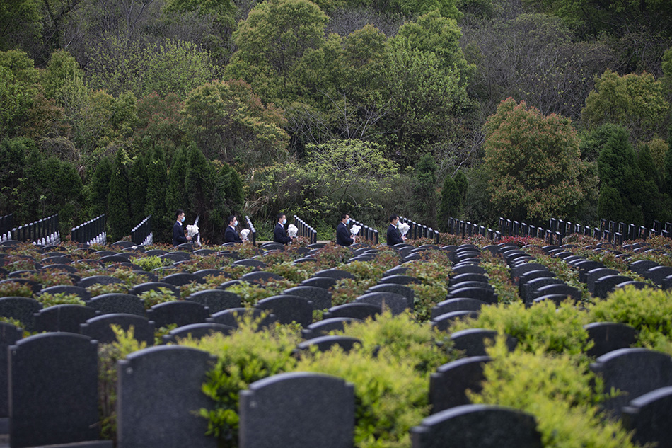 在江西省南昌市瀛上墓区琼山墓园，工作人员在为市民进行代祭扫（4月1日摄）。