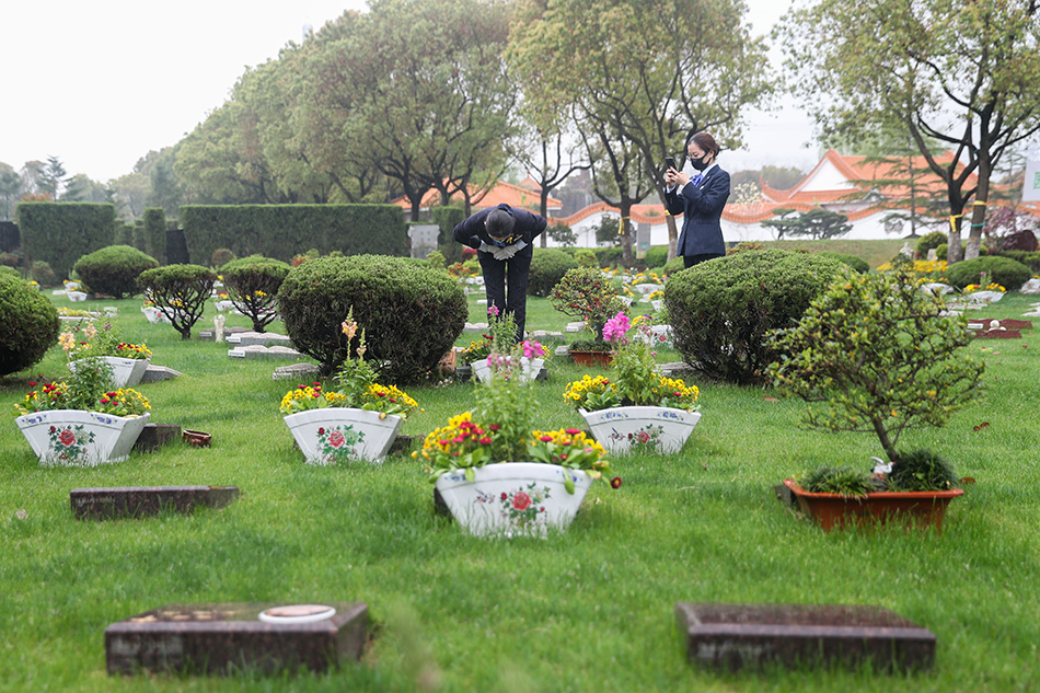 在上海福寿园公墓，工作人员在进行“代祭服务”（3月26日摄）。