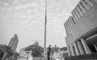上海人民广场今晨下半旗，向新冠疫情牺牲烈士和逝世同胞志哀