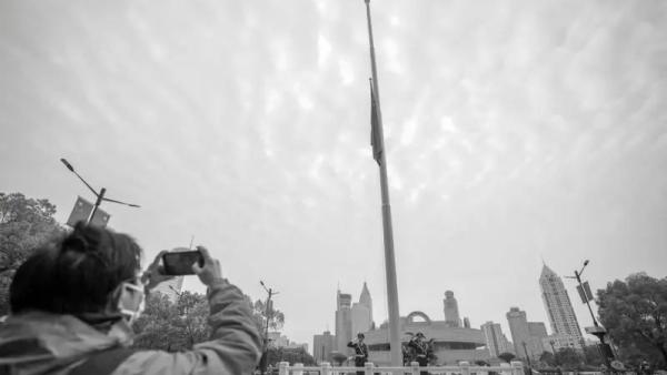 上海人民广场降半旗为抗疫牺牲英雄志哀