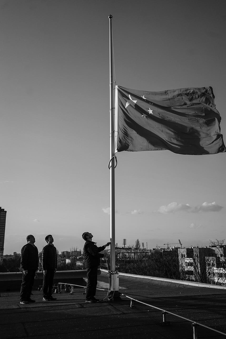4月3日波兰当地时间下午6点（北京时间4月4日0点），在波兰首都华沙的中国驻波兰大使馆，中国使馆工作人员下半旗志哀。