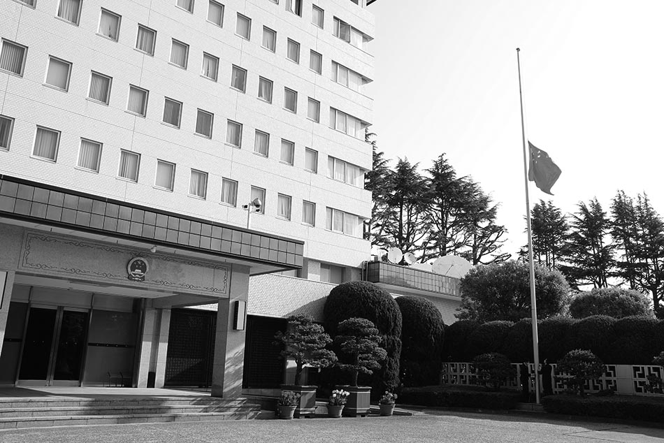 4月4日，中国驻日本大使馆下半旗志哀。-1