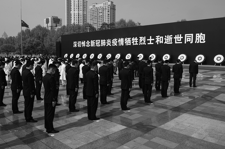 4月4日，在武汉汉口江滩一元广场，人们在哀悼活动中默哀。xh-3