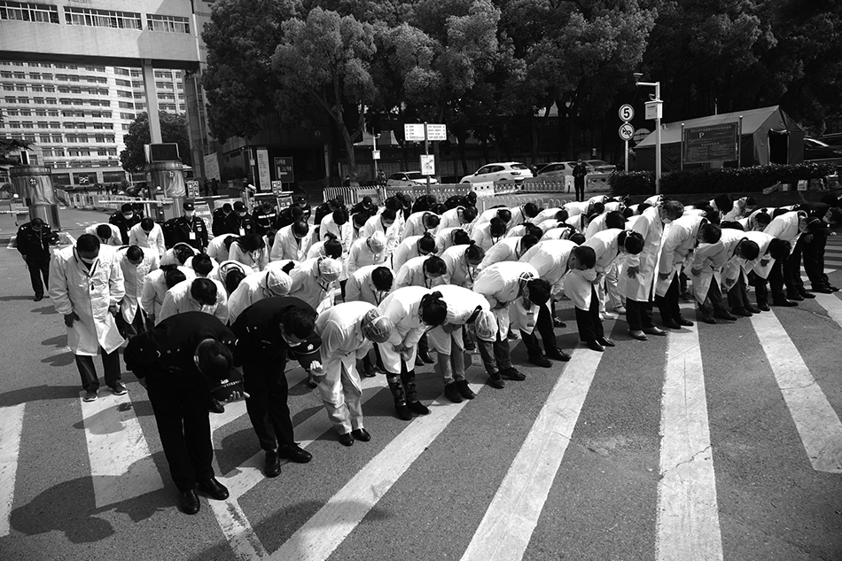 4月4日，在武汉市中南医院，人们在哀悼活动中默哀。xh