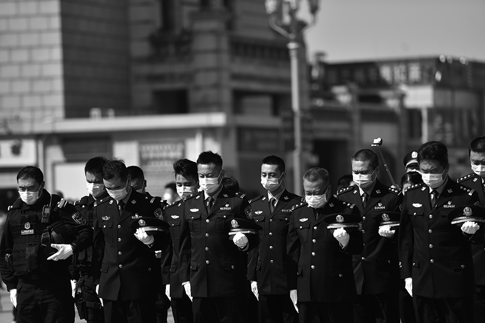 4月4日，在北京站站前广场，人们在哀悼活动中默哀。