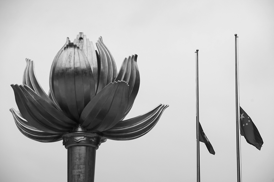 4月4日，澳门金莲花广场下半旗志哀。